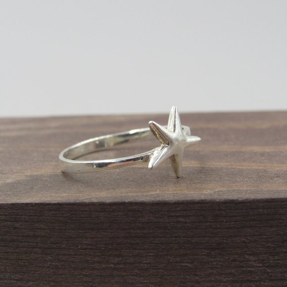 Size 8.75 Sterling Silver Small Star Band Ring - Picture 3 of 8